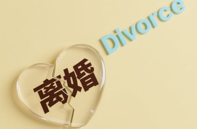 无性婚姻离婚时可以要求赔偿吗？2025年最新法律规定与实务解析